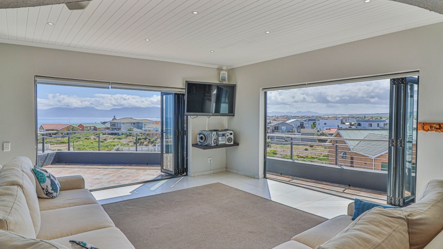 4 Bedroom Property for Sale in Perlemoenbaai Western Cape
